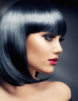 Brunette models her new shoulder length haircut