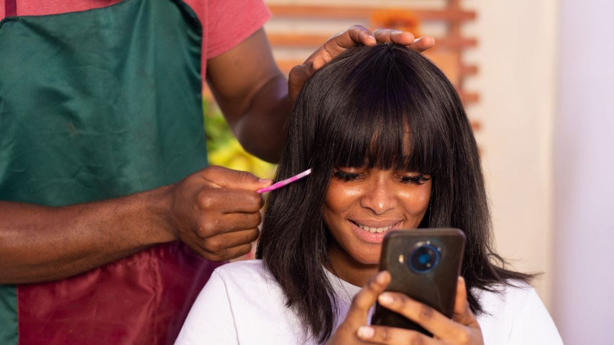 A client leaves her stylist and his beauty pro business a review.
