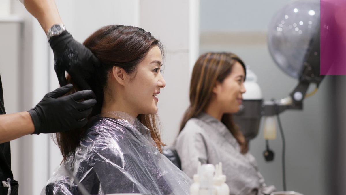 simple-marketing-tips-for-beauty-salons A beauty pro divulges her secrets to a client about her simple marketing tips for beauty salons to stand out.