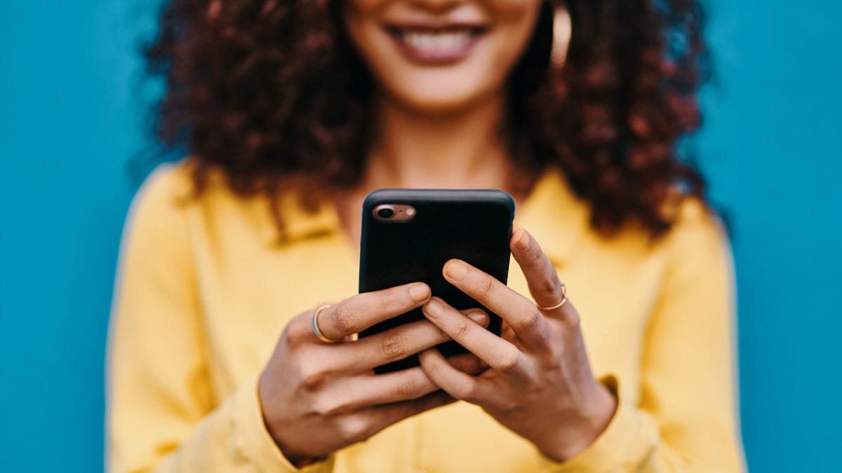 A beauty pro practices her beauty pro marketing while using social media.