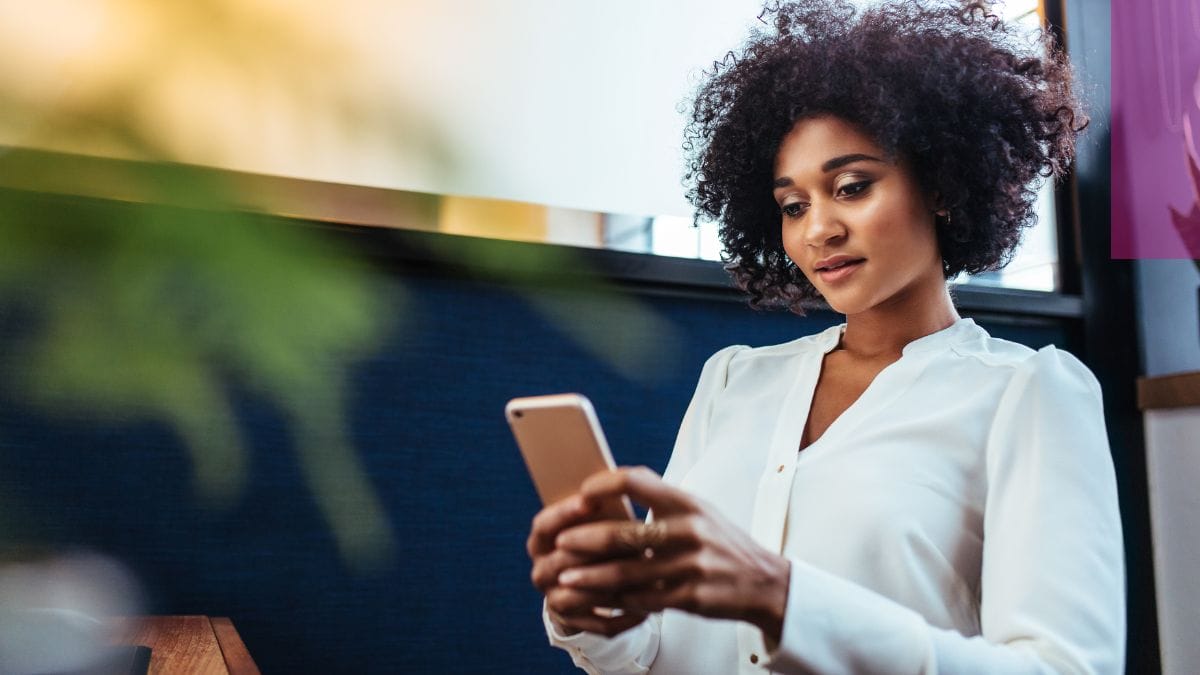 A beauty business owner reads an article on how she can use AI for business in her salon.