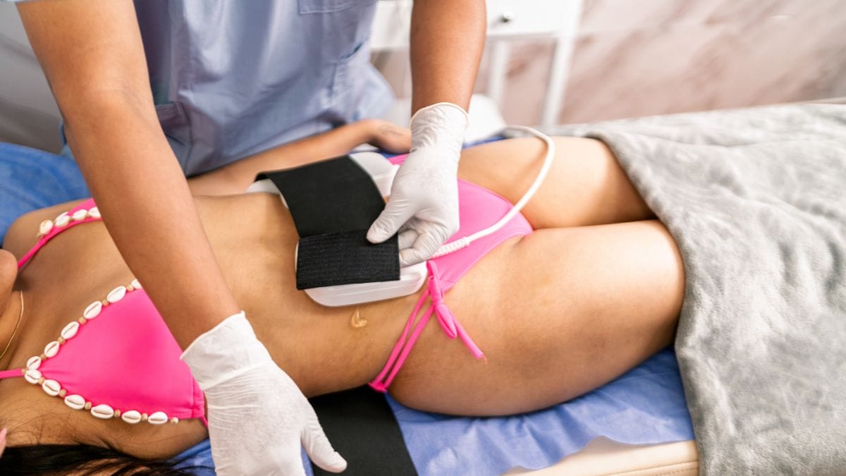 A client gets her body contouring done while her specilist explains the top insurance claims.