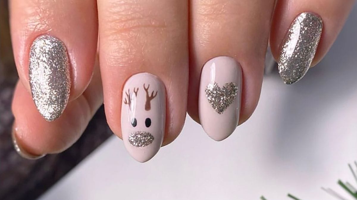 glitter reindeer nails