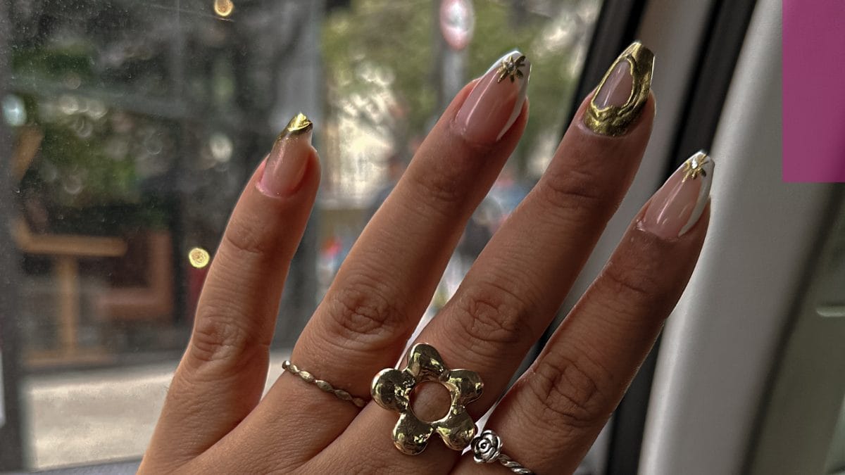 gold chrome design on almond shaped nails for winter