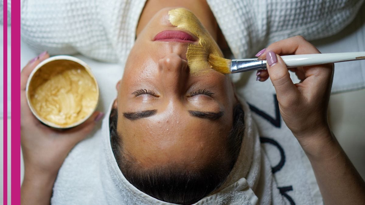 A client gets a face mask with a focus on skin conditioning.