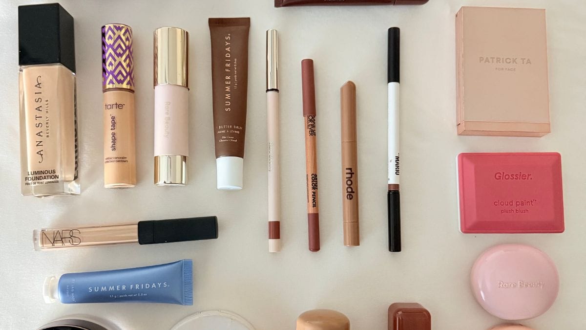 A MUA shows off her high-quality products, part of her bridal makeup guide she never skips on.