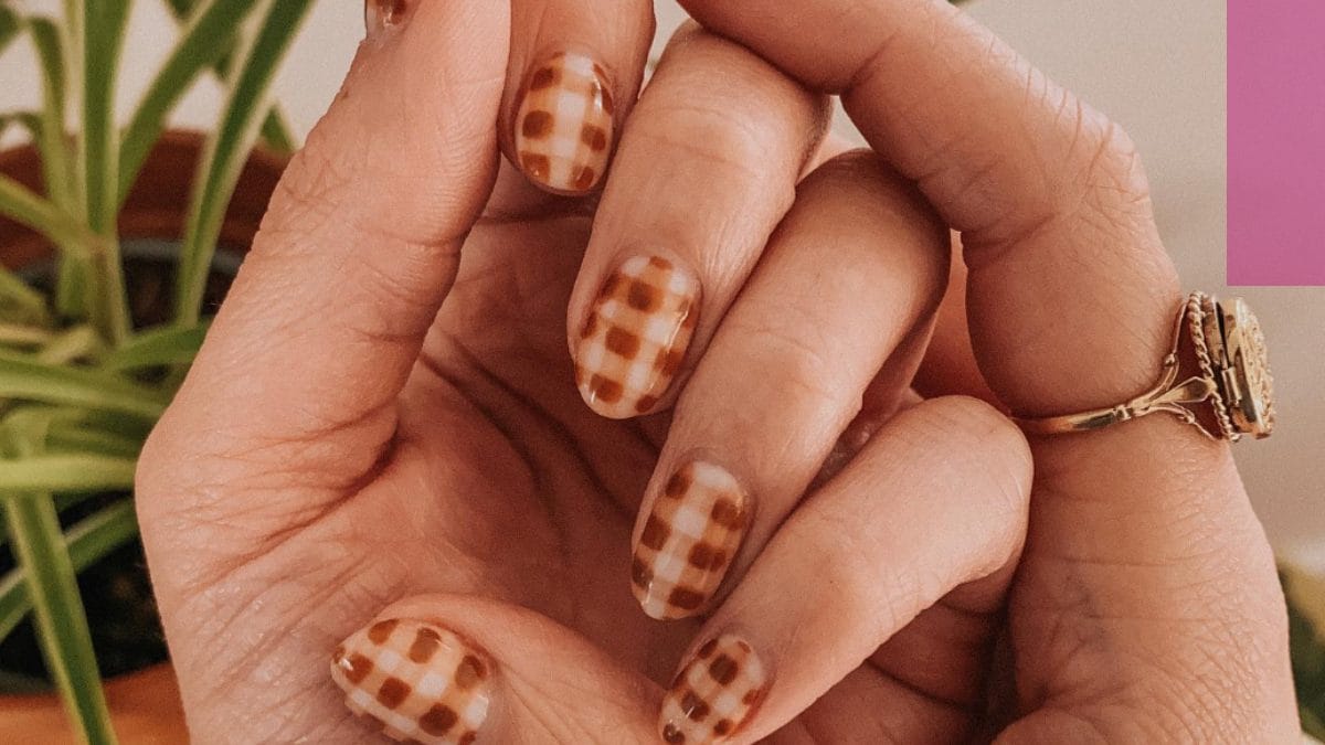 light brown gingham nail design by @emilyjanelathan